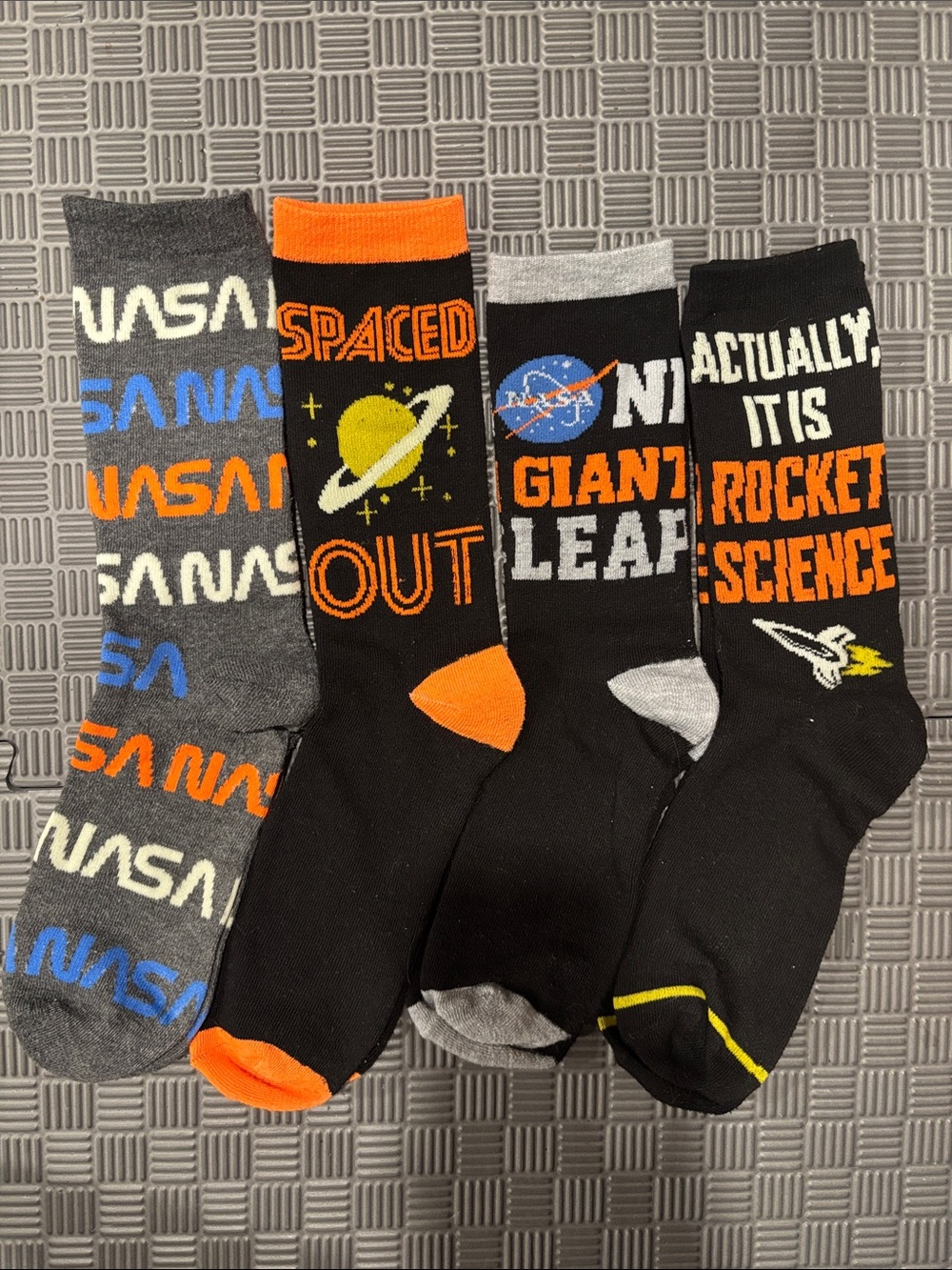 NASA Men's Space Theme Crew Socks, 4 pair, like new!